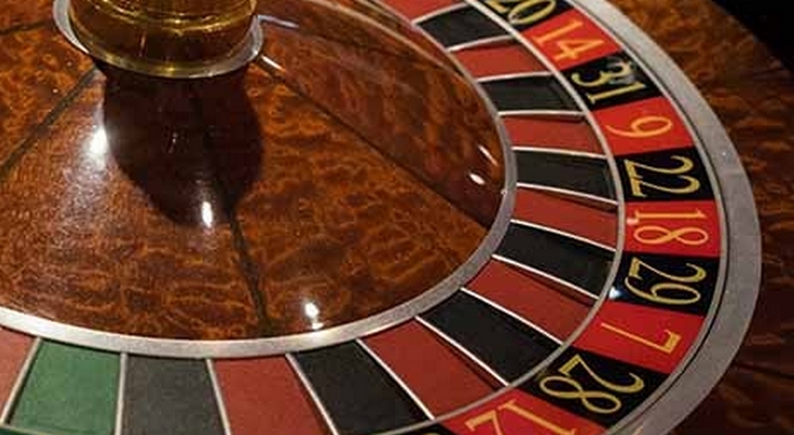 Pomieszczenie z wyraźnie oświetloną sceną i tłumem osób wokół.
